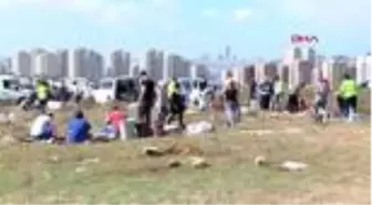 AVCILAR'DA SIRA BEKLEMEMEK İÇİN BOŞ BİR ARAZİDE KAÇAK KURBAN KESİMİ YAPTILAR