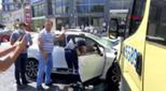 ESENYURT'TA YOLCU MİNİBÜSÜ İLE OTOMOBİL ÇARPIŞTI -2