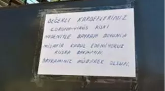 Evinin kapısına astığı yazıyla misafirleri geri çevirdi