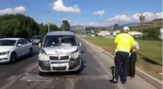 Samsun'da kamyonet kırmızı aşıkta bekleyen otomobile çarptı: 2 yaralı