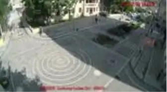 Yol ortasında bozulan aracı trafik polisi itti
