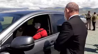 Ardahan Valisi Öner, güvenlik güçleri ve sürücülerle bayramlaştı