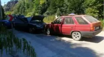 Düzce'de otomobiller kafa kafaya çarpıştı: 3 yaralı