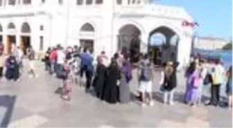 KADIKÖY İSKELESİ'NDE SOSYAL MESAFESİZ ADALAR KUYRUĞU