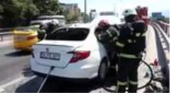 Seyir halinde tutuşan otomobil kullanılamaz hale geldi