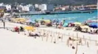 Çeşme'de bayram tatilini uzatanlar Ilıca Plajı'nı doldurdu