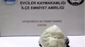 Takip edildiğini fark edince eroini otomobilden atarak kaçmak istedi