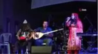 Aşık Mahzuni Şerif'in kızından lavanta şenliğinde mini konser