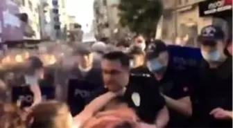 Kadınlar, izinsiz yürüyüşte polis müdürünü darp etti