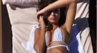 Dünyaca ünlü model Emily Ratajkowski, sahilde fotoğraflandığını fark edince poz vermekten geri durmadı