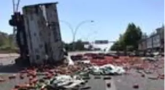 Ankara'da sebze yüklü kamyonet devrildi, baba ile oğlu yaralandı