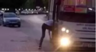 Son dakika haber! Otobüsü durdurdu, binmek yerine ayakkabılarının iplerini bağladı