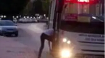 Otobüsü durdurdu, binmek yerine eşikte ayakkabılarının bağcıklarını bağladı