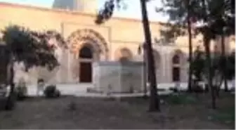 Mardin'de 800 yıllık tarihi Ulu Cami'nin bahçesini çöplüğe çevirdiler