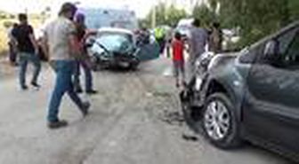 Otomobille hafif ticari araç çarpıştı: 3 yaralı