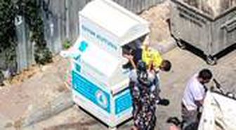 Görenlere pes dedirtti! Yardım kutusuna çocuklarını sokup kıyafet çaldılar