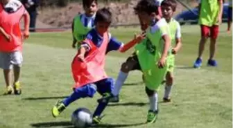 Son Dakika | Futbol seçmelerinde çocuklar sahada, veliler dışarıda terledi