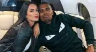 Tatilini Türkiye'de geçiren Juventus'lu Douglas Costa, sevgilisiyle dudak dudağa pozunu paylaştı