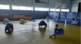 Lisanslı judocular antrenmanlarını sürdürüyor