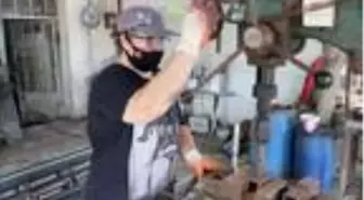 Çırak bulamayan kocasına yardıma gitti, tarım aleti tamir etmeye başladı