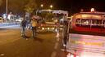 Devrilen hafif ticari aracın altında kalan kişi yaralandı