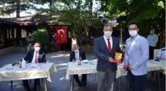 Muhtardan Başkan Özkan Altun'a plaketli teşekkür