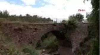 TOKAT Tarihi köprüde defineci tahribatı