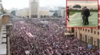 Protestolarla sarsılan Lukaşenko, üzerinde çelik yelek ve elinde otomatik silah ile saraya geldi