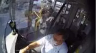 Otobüsün çarptığı tente demirinin aracın içine girmesi kameraya yansıdı - BURSA