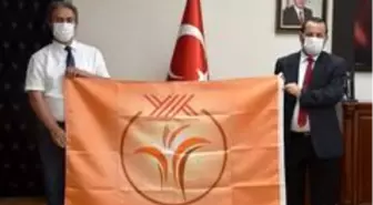 Rektör Akgül, bayrakları sahiplerine teslim etti