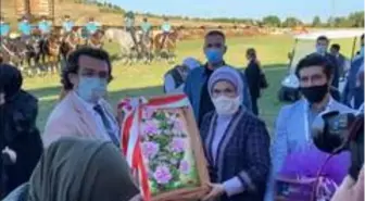 Emine Erdoğan'a Isparta gülü tablosu hediye edildi