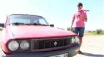 Üniversiteli genç, 1999 model araca, sesli komut özelliği ekledi