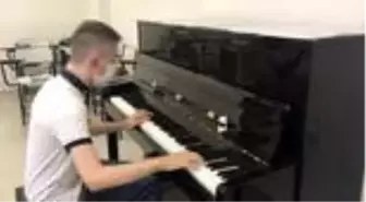 Piyanoya gönül gözüyle dokunan görme engelli müzisyen öğretmen olmak istiyor