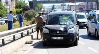 Karşıdan karşıya geçerken aracın altında kaldı