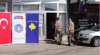 Türk askerinden Kosovalı çocuklara kırtasiye yardımı