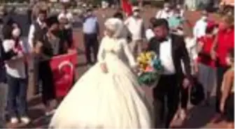 Gelin ve damat Zafer Bayramı coşkusuna ortak oldu