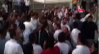 İzmir CHP İzmir Gençlik Kolları Kongresi'nde arbede; gazetecilere saldırdılar