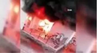 Duyarlılığın böylesi...İtfaiye ekipleri gelene kadar yangına hortumla müdahale eden vatandaş,...