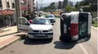 Otomobile çarpıp, yan yatan hafif ticari aracın sürücüsü yaralandı