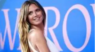 Model Heidi Klum, perdenin arkasına geçip üstsüz poz verdi