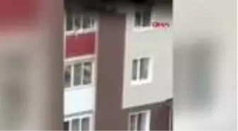 Rusya'da apartmanda yangın; camdan atılan çocuklar böyle kurtarıldı