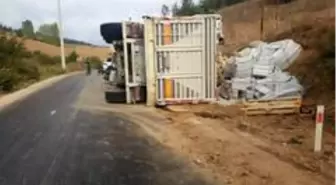 Bilecik'te fayans yüklü tır devrildi
