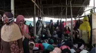 Endonezya açıklarında aylarca sürüklenen yaklaşık 300 Rohingya Müslümanı karaya ulaştı