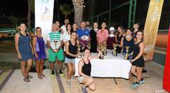 Mezitli'deki tenis turnuvasında 60 sporcu ter döktü