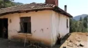 Ölen annelerinin hatırası var diye vazgeçemedikleri evde 33 yıl elektriksiz yaşadılar