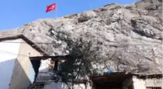 Hakkari'de düşen kayalar hasara yol açtı