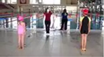 Son dakika haberi! Van'daki olimpik yüzme havuzunda sosyal mesafeli eğitim