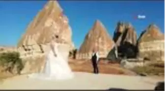 Aydın'dan gelen gelin damat, peribacaları arasında zeybek oynadı