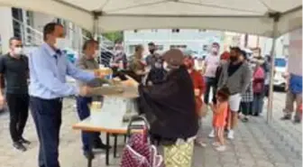Başkan Şahin vatandaşlara aşure dağıttı