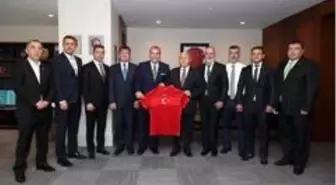 Bursaspor Başkanı Erkan Kamat, TFF Başkanı Nihat Özdemir'i ziyaret etti
